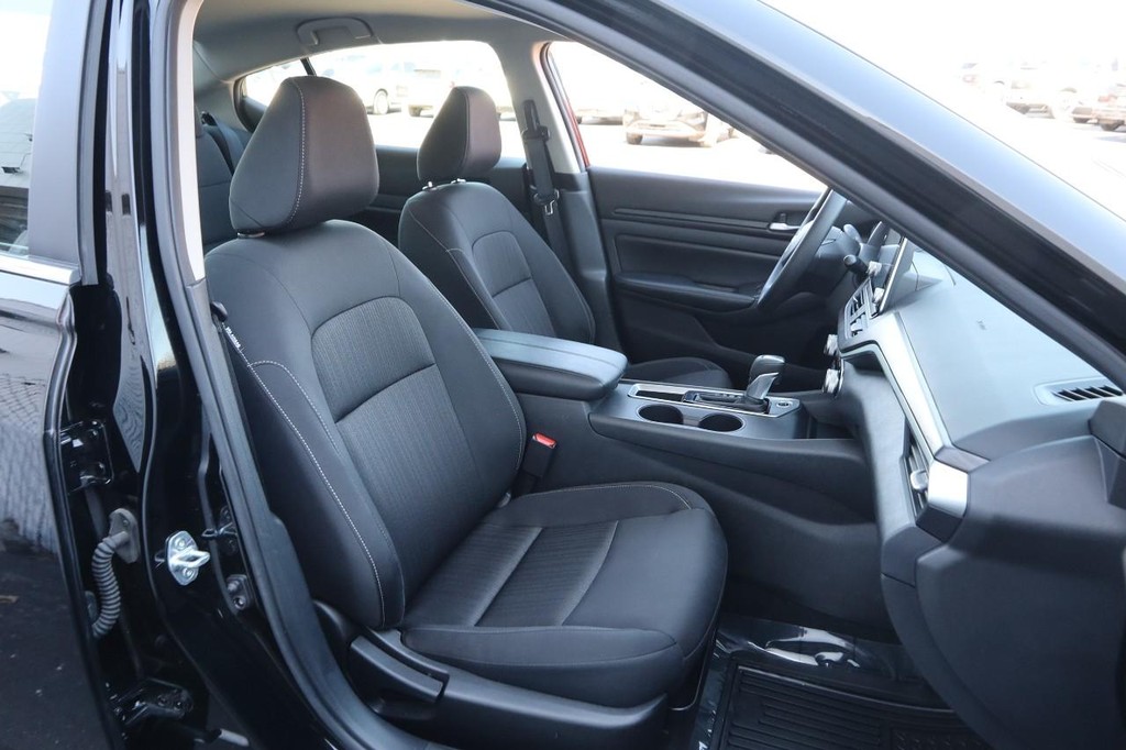 Nissan Altima Vehicle Image 24