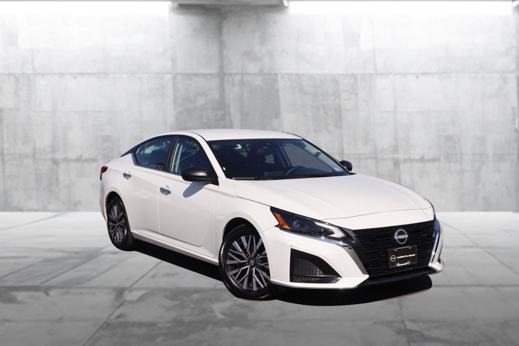 Nissan Altima Vehicle Image 02