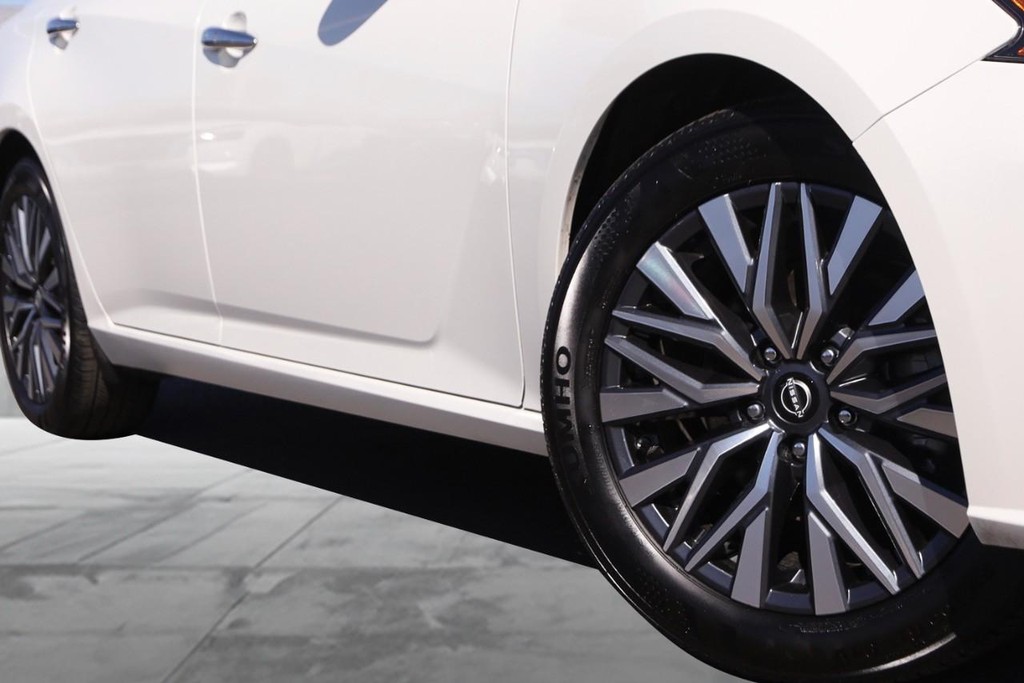 Nissan Altima Vehicle Image 03