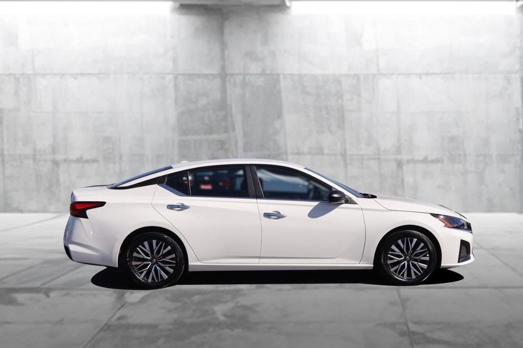 Nissan Altima Vehicle Image 05