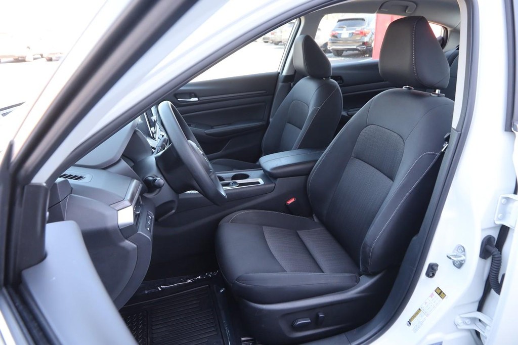 Nissan Altima Vehicle Image 08