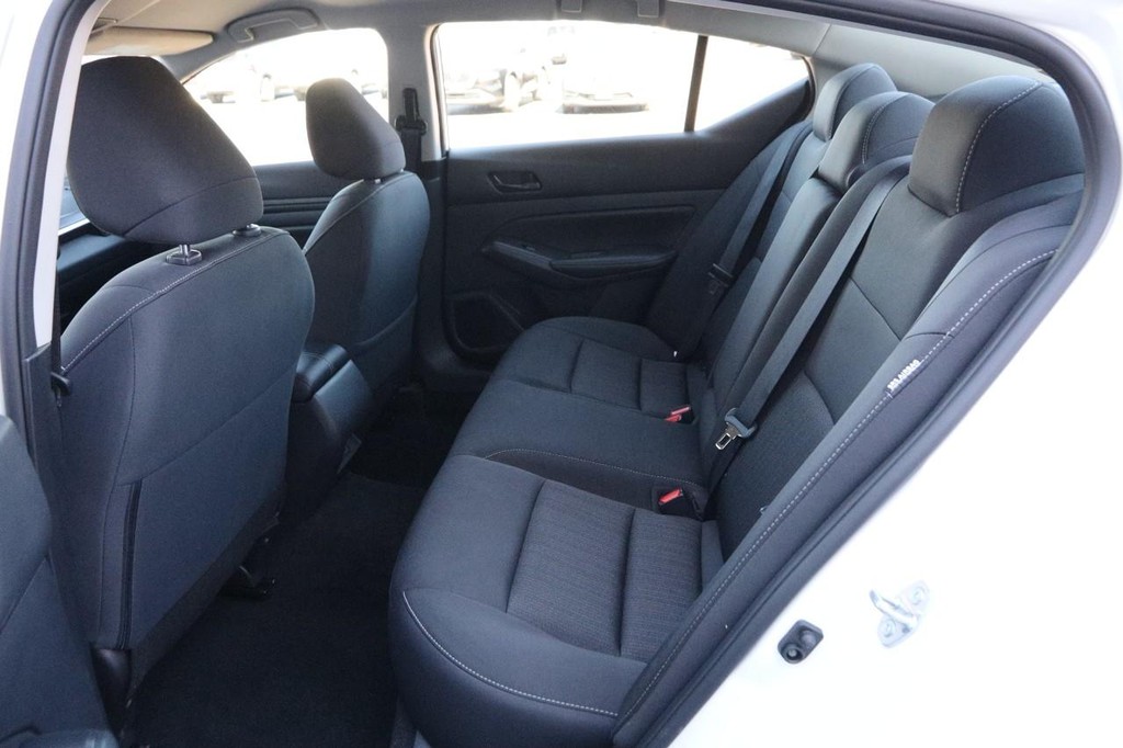 Nissan Altima Vehicle Image 09