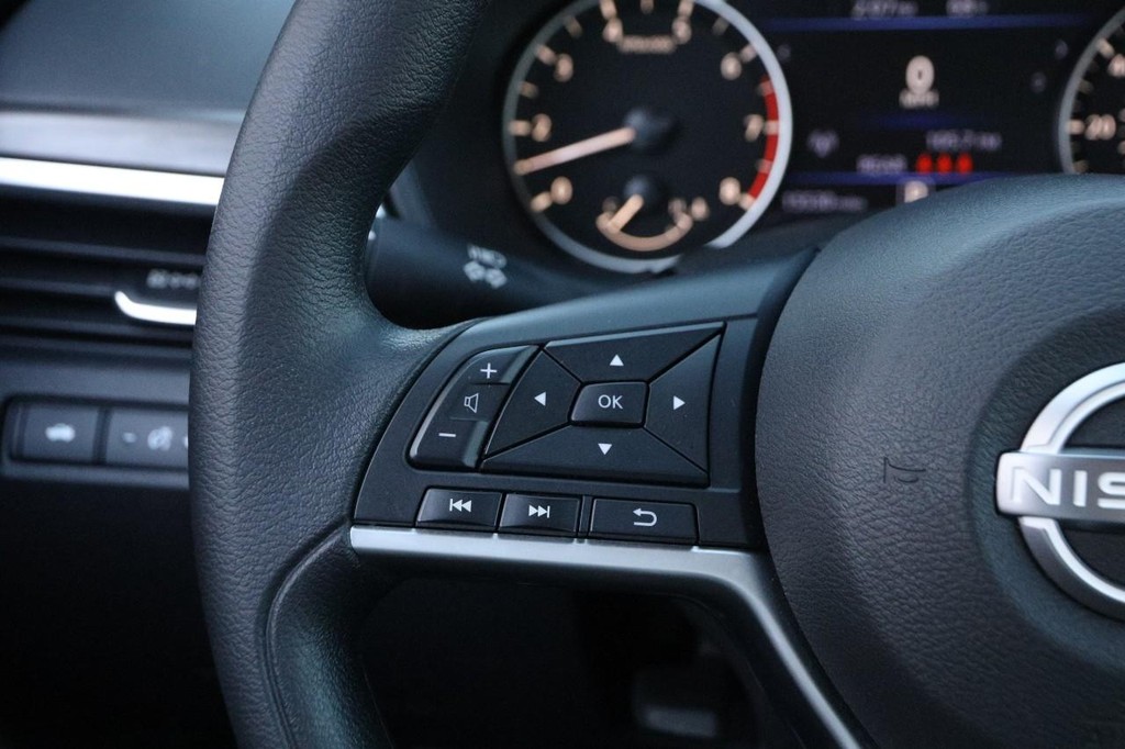 Nissan Altima Vehicle Image 11