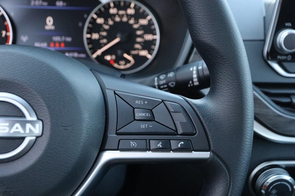 Nissan Altima Vehicle Image 12