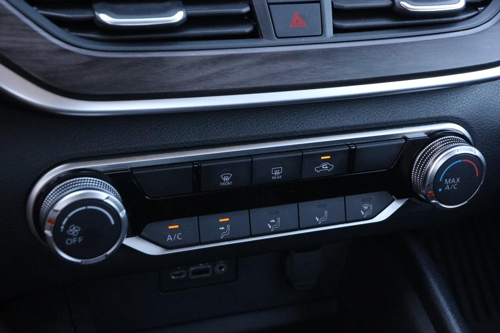 Nissan Altima Vehicle Image 16