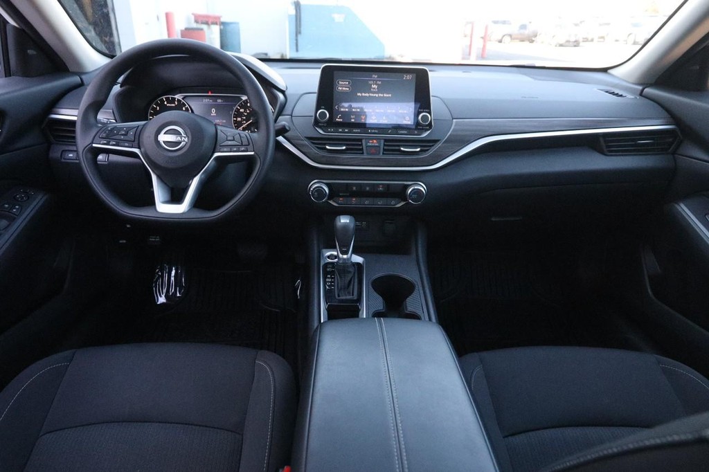 Nissan Altima Vehicle Image 18