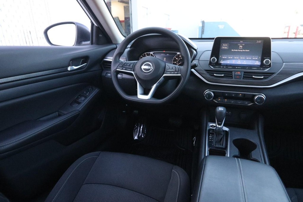 Nissan Altima Vehicle Image 19