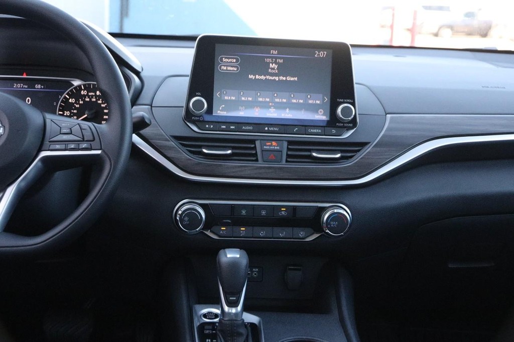 Nissan Altima Vehicle Image 21