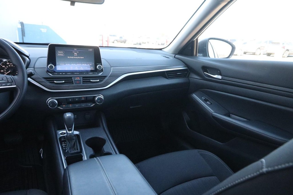 Nissan Altima Vehicle Image 22