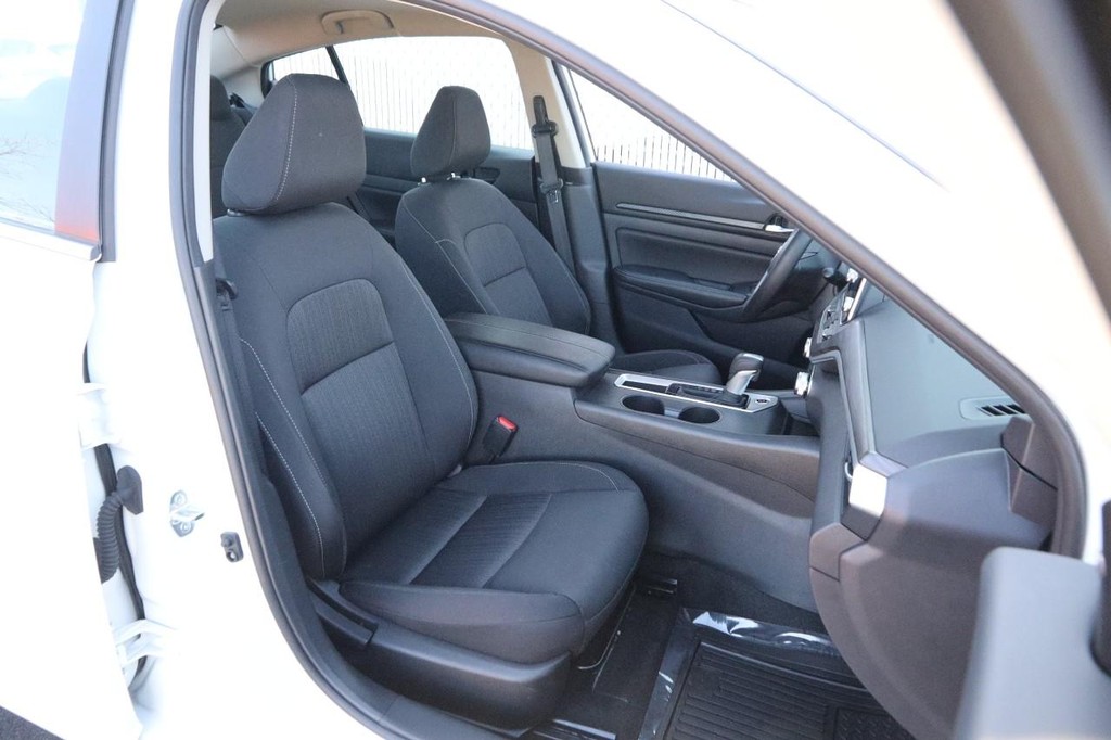 Nissan Altima Vehicle Image 23