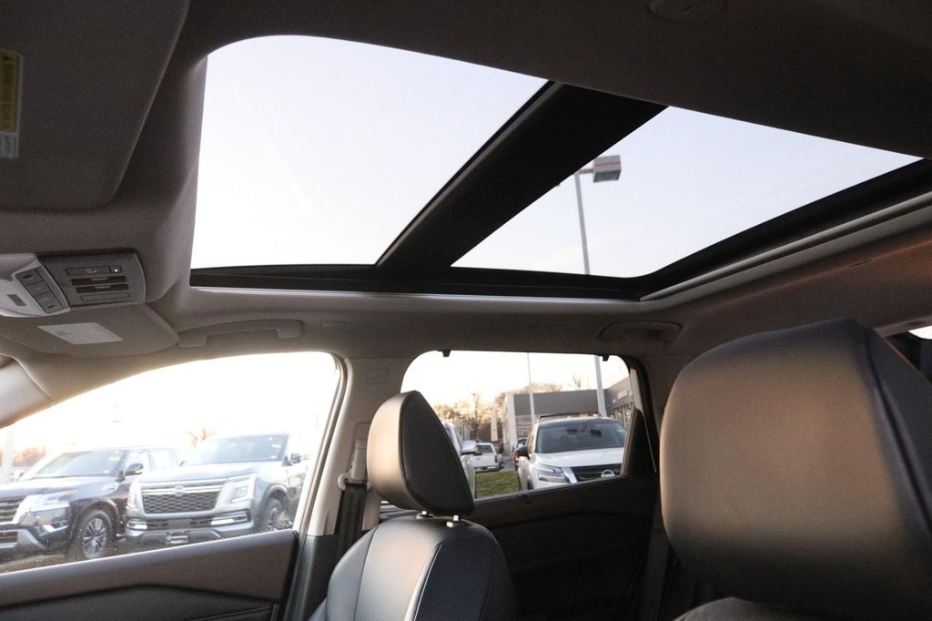 Nissan Rogue Vehicle Image 09