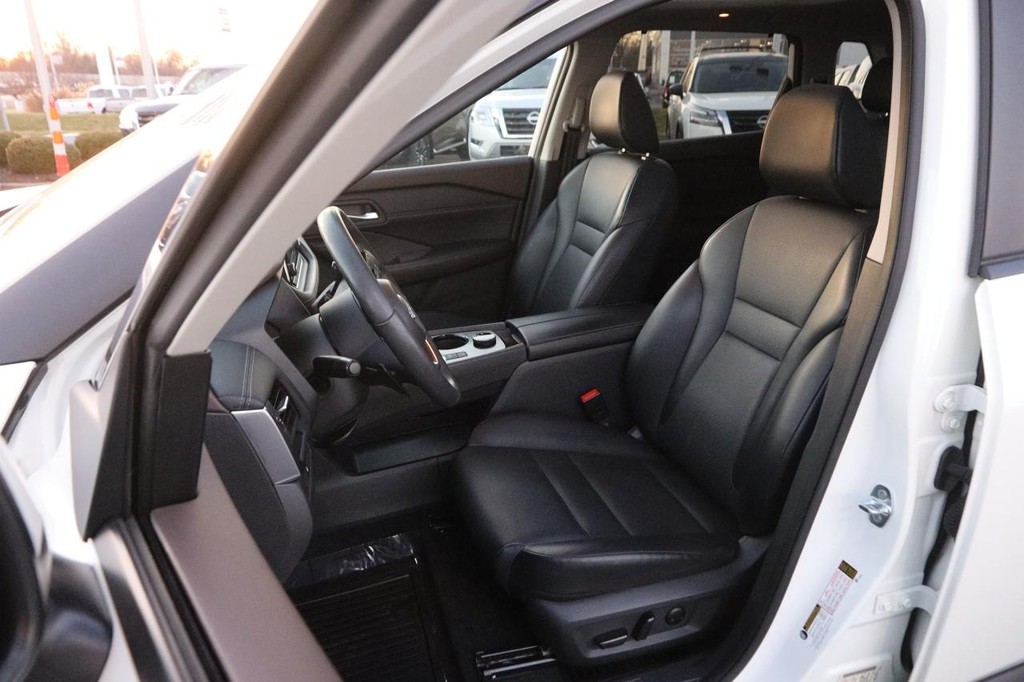 Nissan Rogue Vehicle Image 10