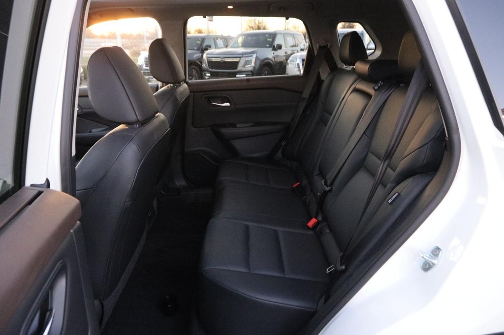 Nissan Rogue Vehicle Image 11