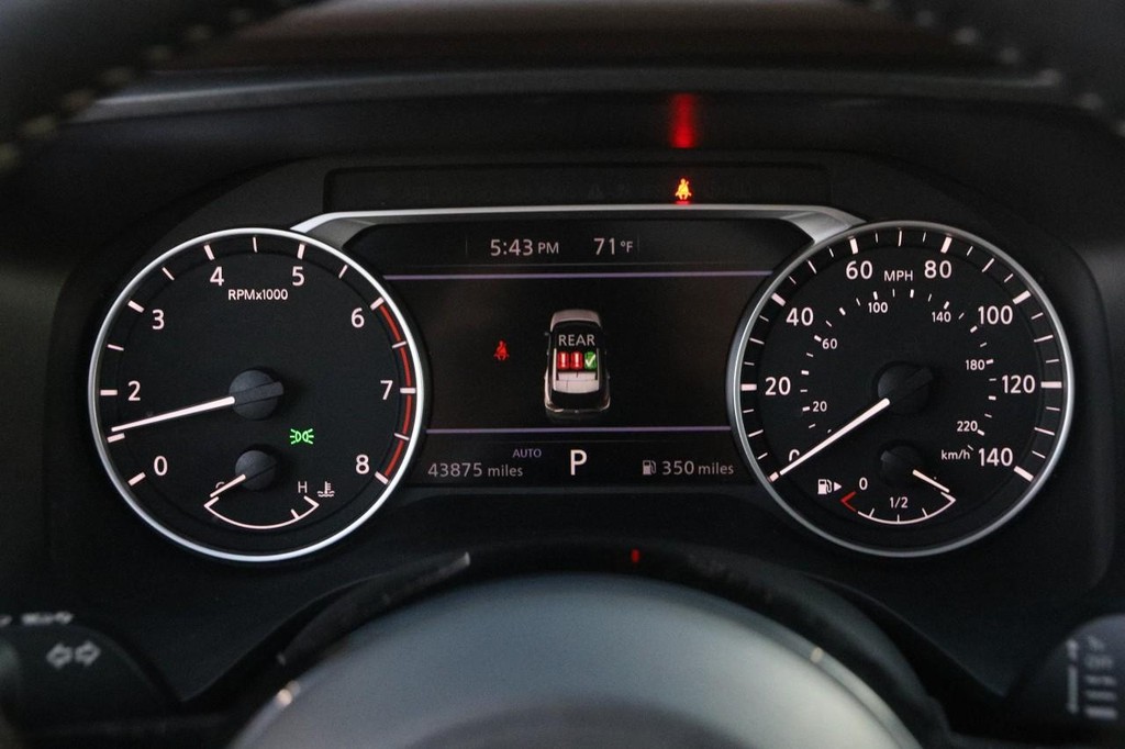 Nissan Rogue Vehicle Image 15