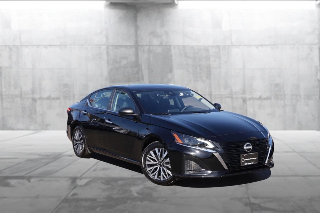 Nissan Altima Vehicle Image 02