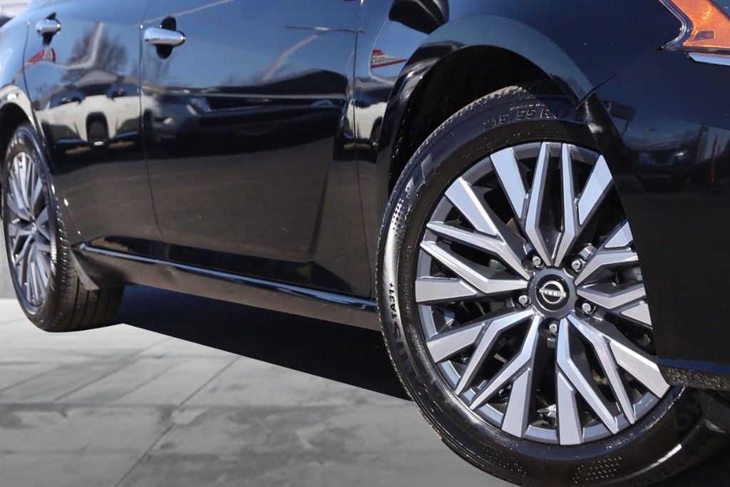 Nissan Altima Vehicle Image 03