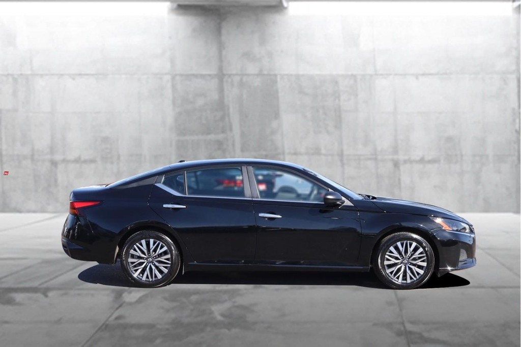 Nissan Altima Vehicle Image 05