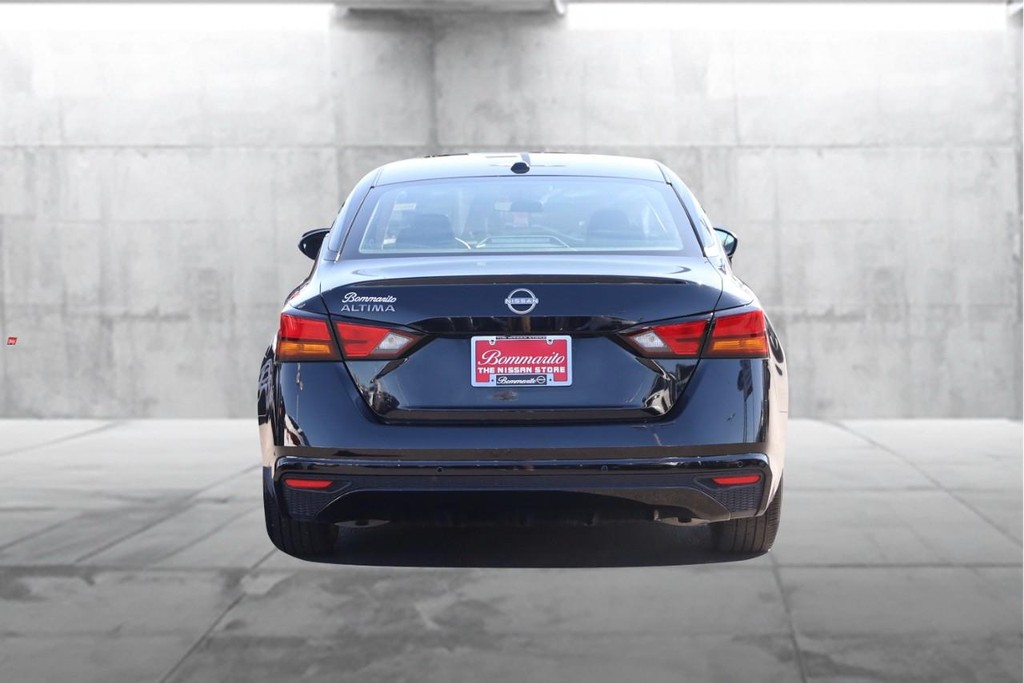 Nissan Altima Vehicle Image 06
