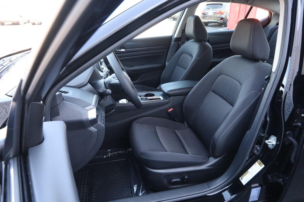 Nissan Altima Vehicle Image 08