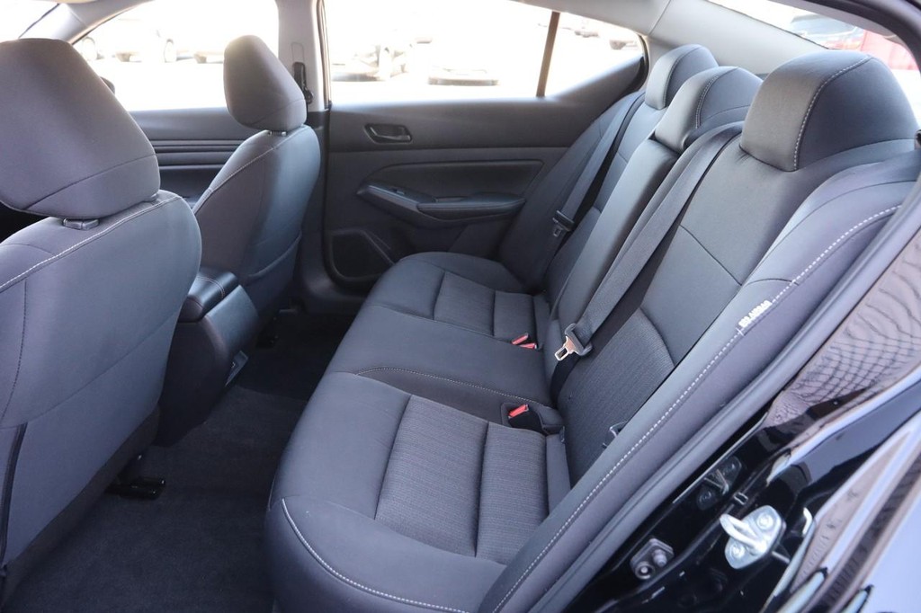 Nissan Altima Vehicle Image 09