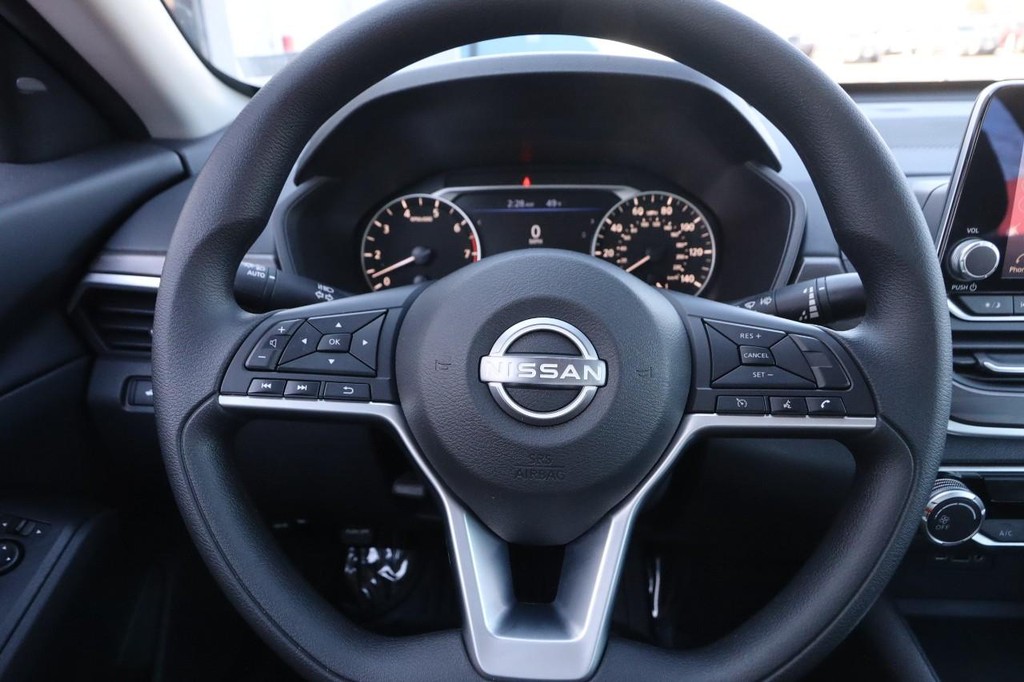 Nissan Altima Vehicle Image 10