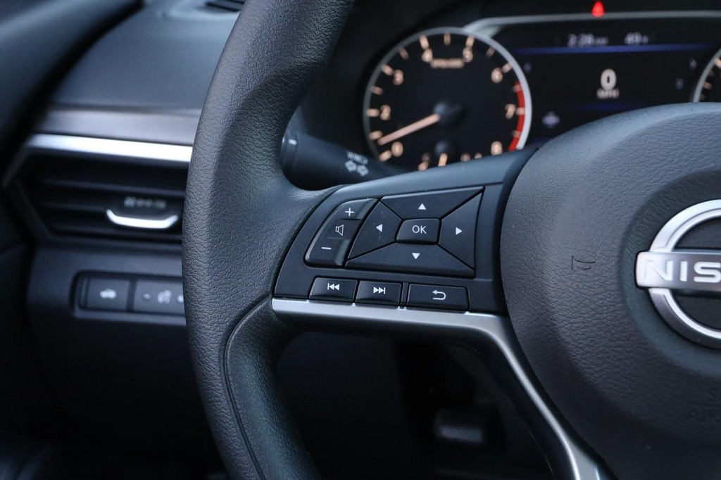 Nissan Altima Vehicle Image 11