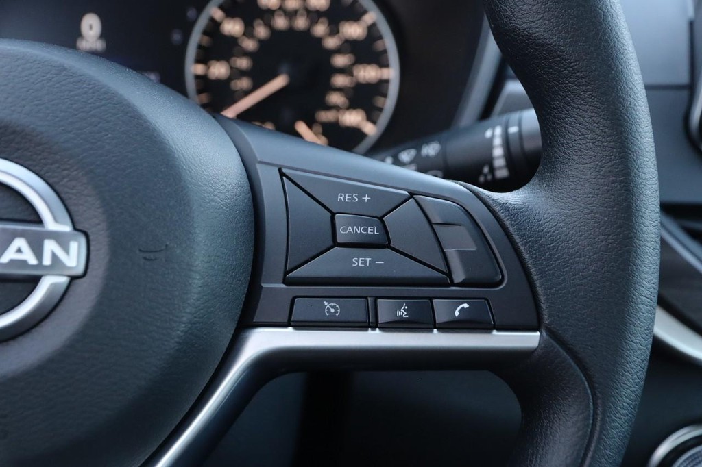 Nissan Altima Vehicle Image 12