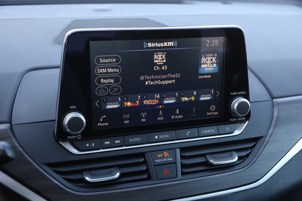 Nissan Altima Vehicle Image 16