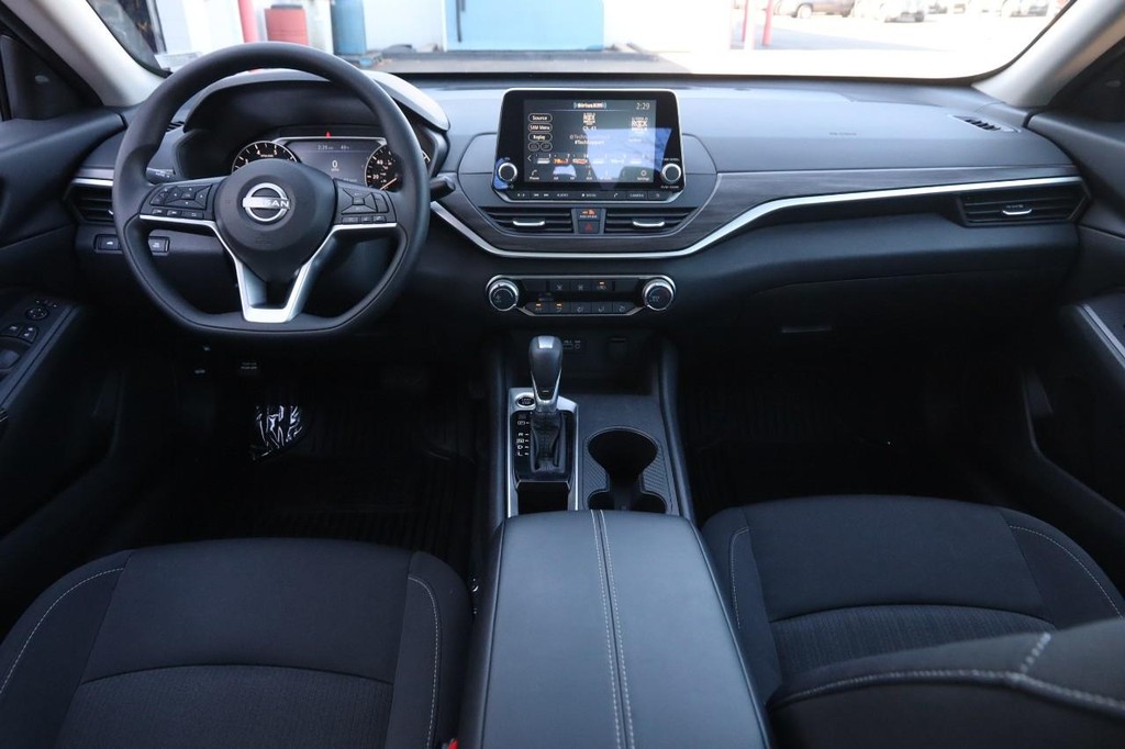 Nissan Altima Vehicle Image 20