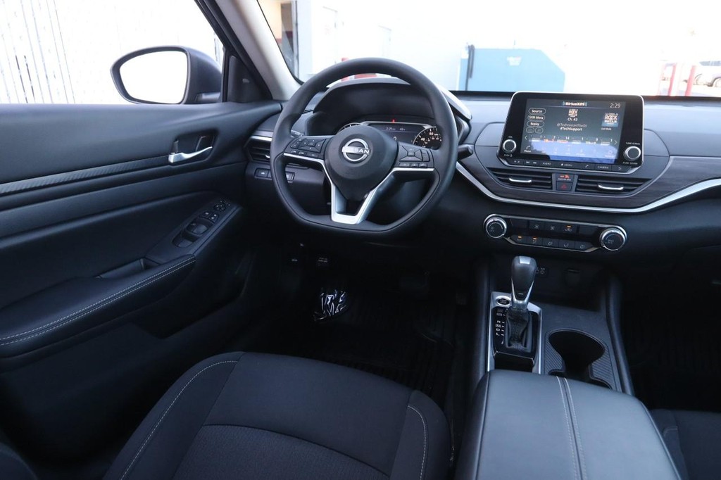 Nissan Altima Vehicle Image 21