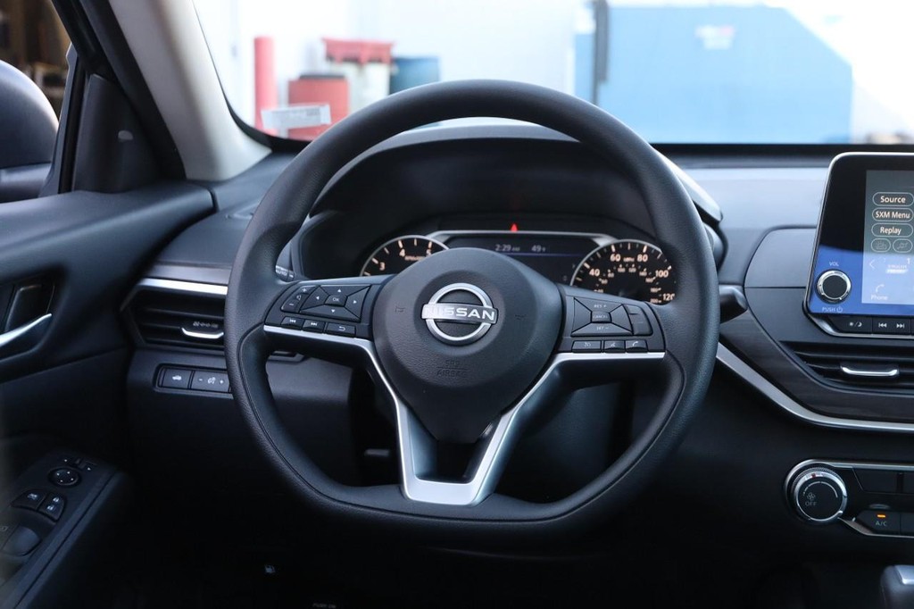 Nissan Altima Vehicle Image 22