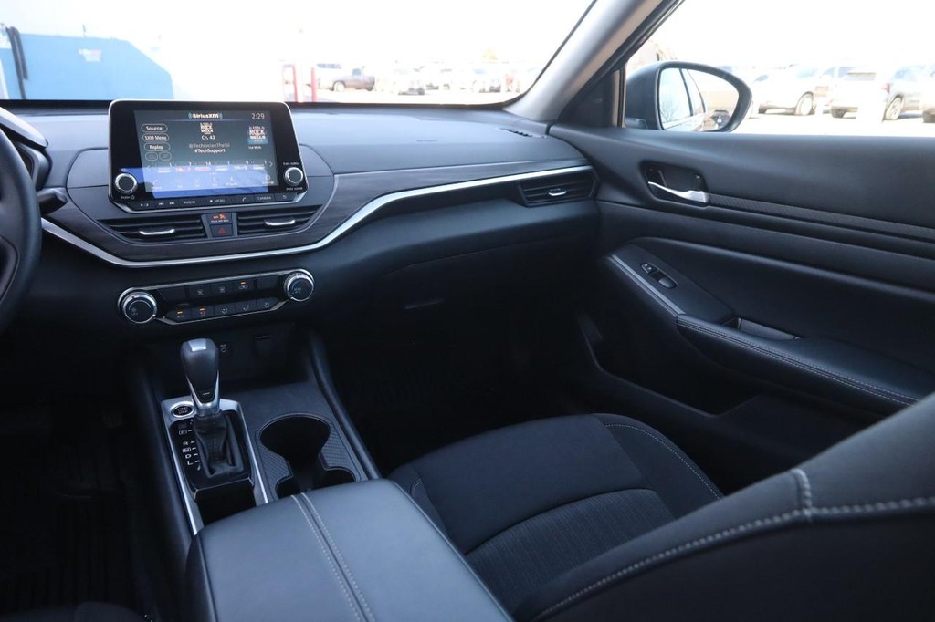 Nissan Altima Vehicle Image 24