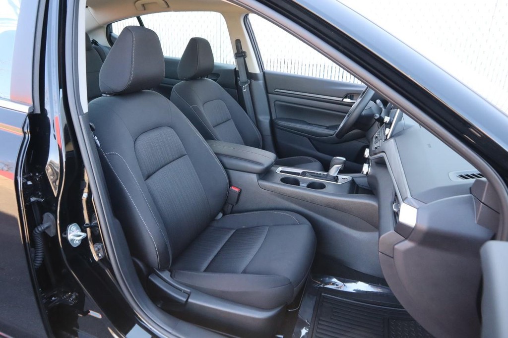 Nissan Altima Vehicle Image 25