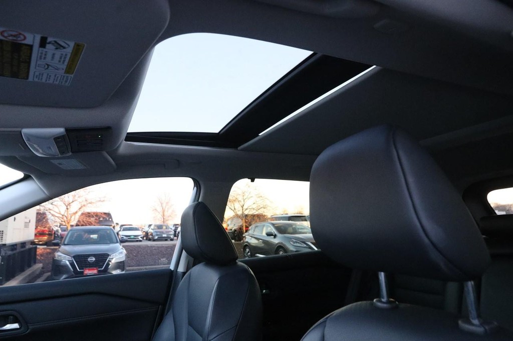 Nissan Rogue Vehicle Image 09