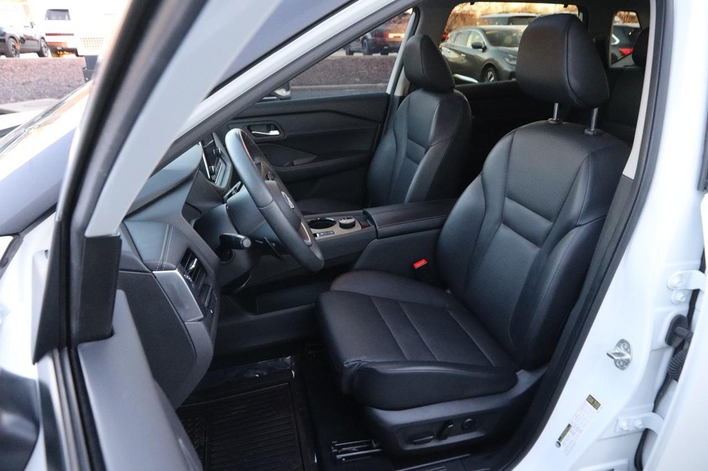 Nissan Rogue Vehicle Image 10