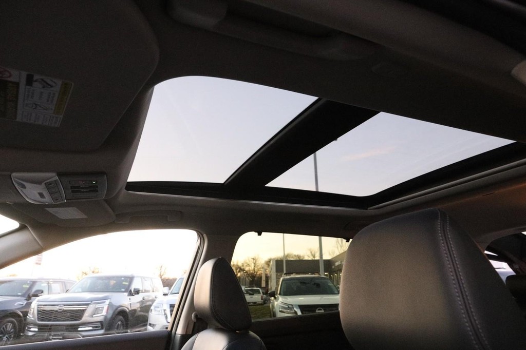 Nissan Rogue Vehicle Image 09