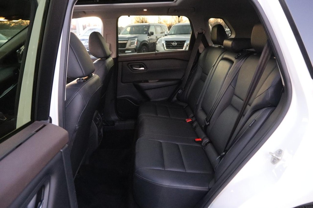 Nissan Rogue Vehicle Image 11