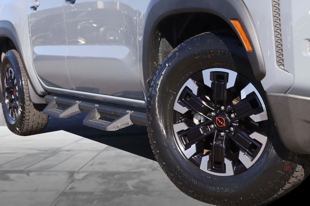 Nissan Frontier Vehicle Full-screen Gallery Image 3