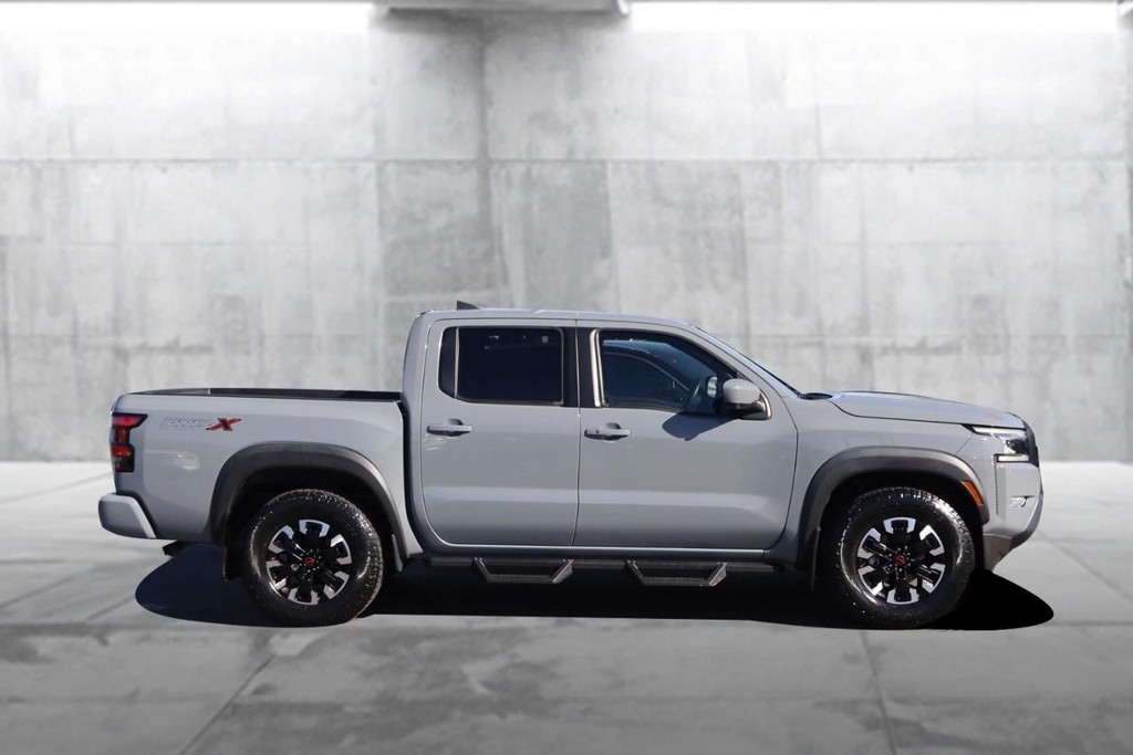 Nissan Frontier Vehicle Full-screen Gallery Image 5