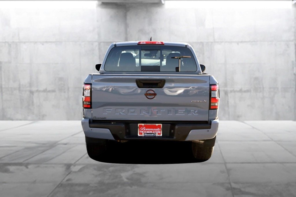 Nissan Frontier Vehicle Full-screen Gallery Image 6