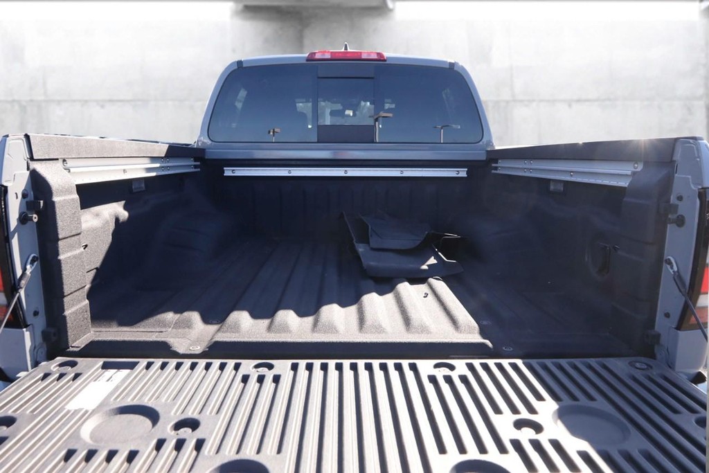 Nissan Frontier Vehicle Full-screen Gallery Image 7