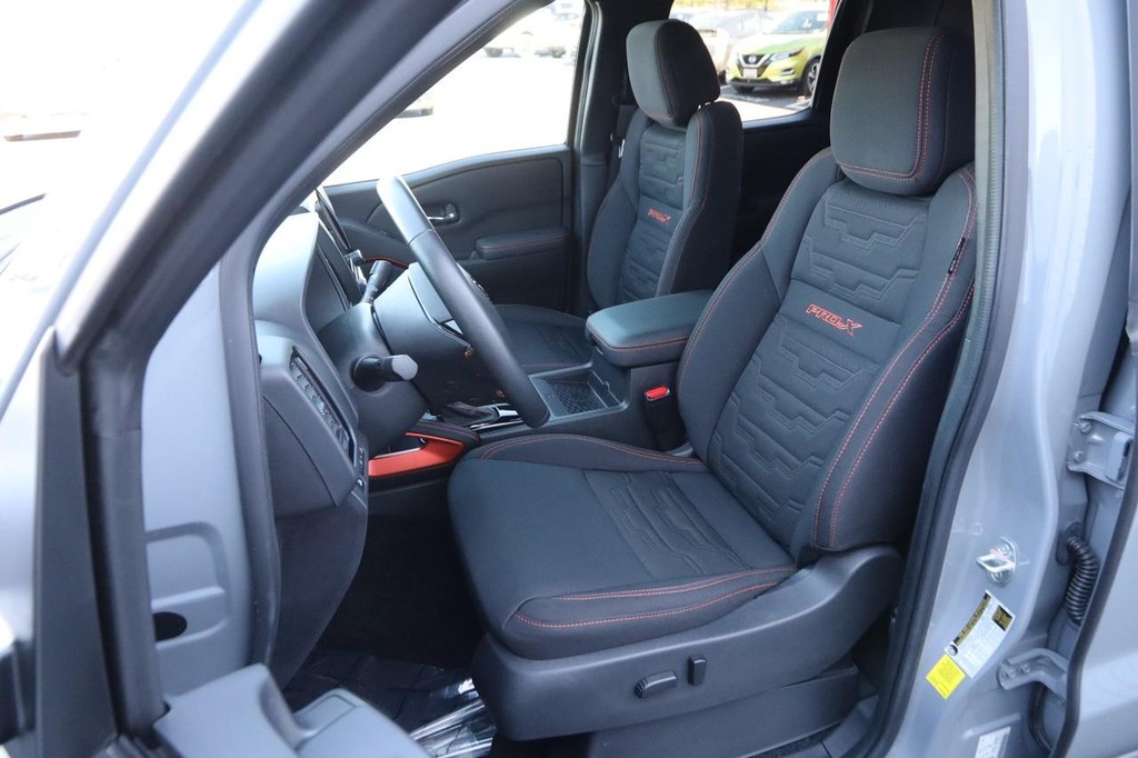 Nissan Frontier Vehicle Full-screen Gallery Image 8