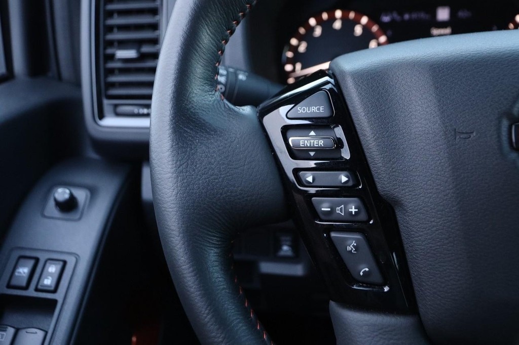 Nissan Frontier Vehicle Full-screen Gallery Image 11