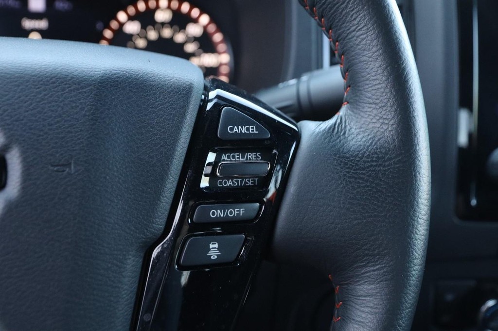 Nissan Frontier Vehicle Full-screen Gallery Image 12