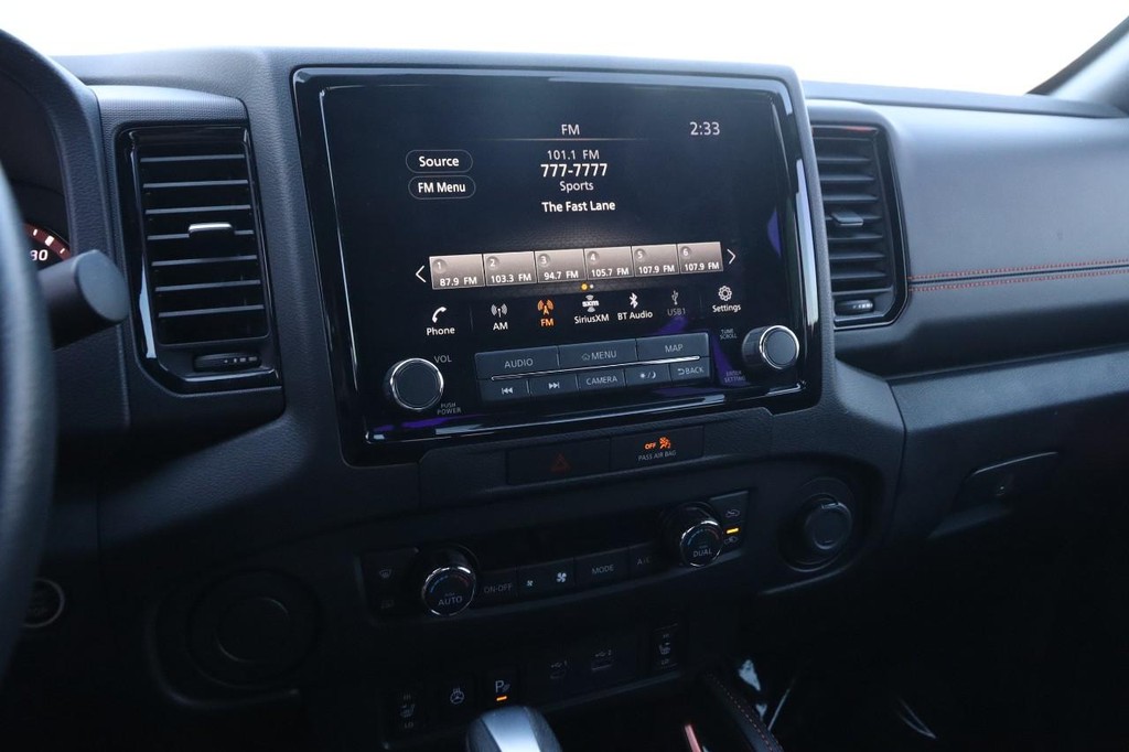 Nissan Frontier Vehicle Full-screen Gallery Image 15