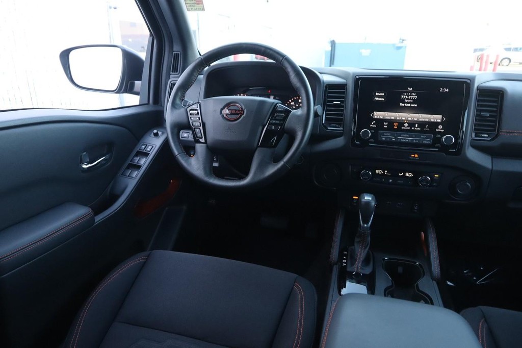 Nissan Frontier Vehicle Full-screen Gallery Image 23