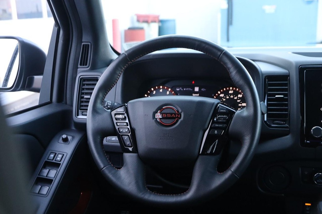 Nissan Frontier Vehicle Full-screen Gallery Image 24