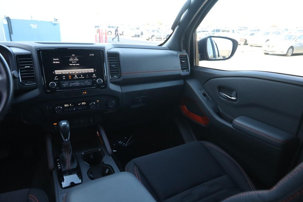 Nissan Frontier Vehicle Full-screen Gallery Image 26