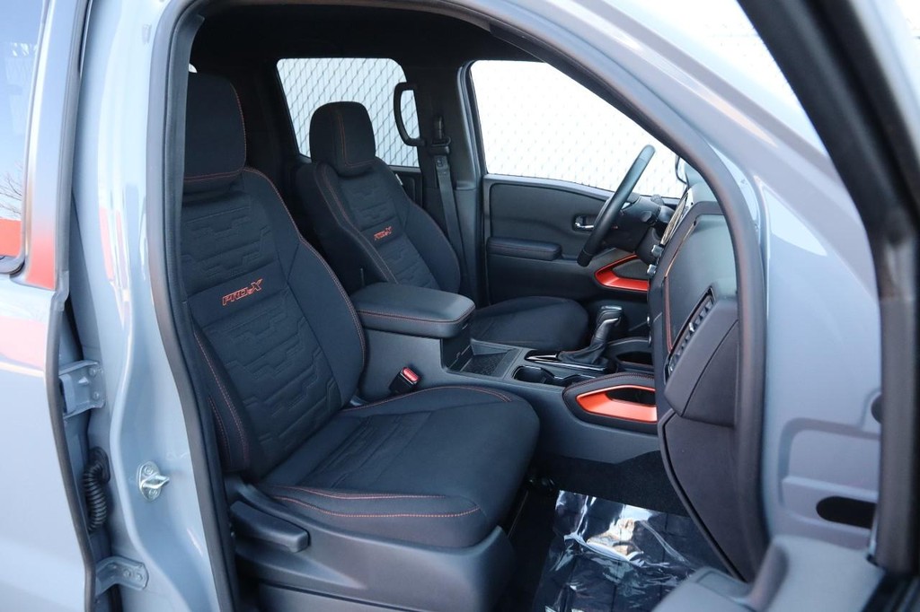 Nissan Frontier Vehicle Full-screen Gallery Image 27