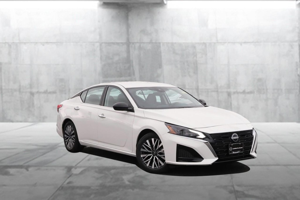 Nissan Altima Vehicle Image 02